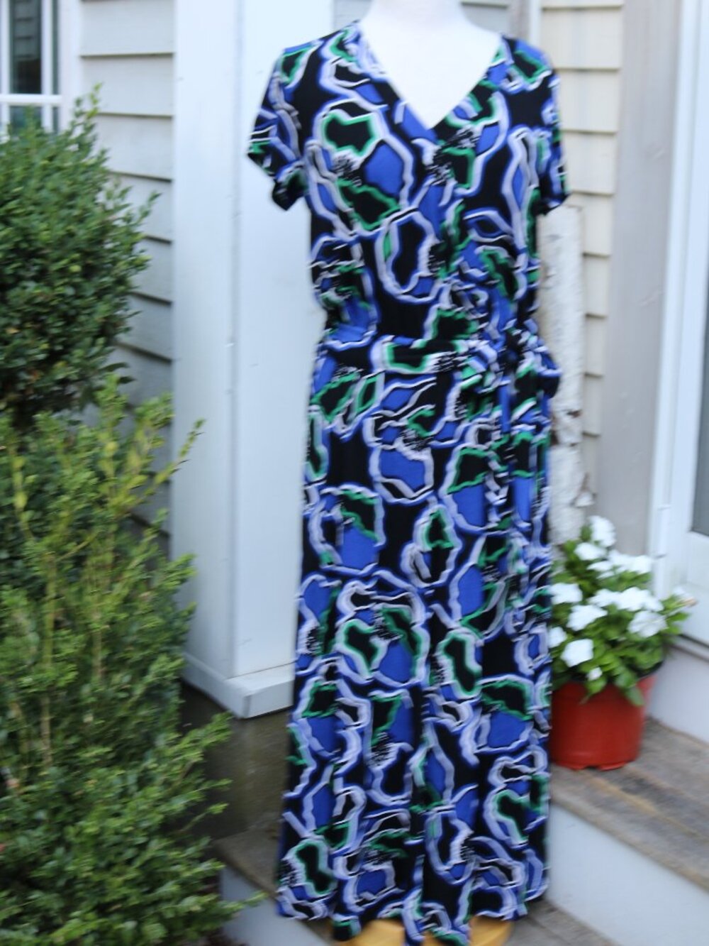 Chico's Black. Blue. Green Abstract Floral Knit Belted Maxi Dress Sz 2 (10/12)